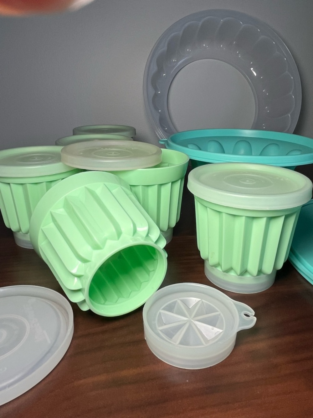 Iconic vintage Tupperware fluted Jello mold set with 6 individual mold. - Picture 14 of 15